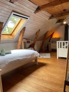 a bedroom with a bed in a attic at Deichliebe ÖKOlogisch in Winsen Luhe