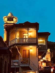 トビリシにあるAnano Apartment on Botanikuriの灯台付きの建物