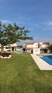 una casa con giardino e piscina di Casa Yeca a Yecapixtla