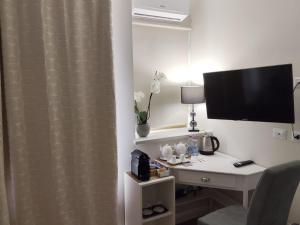 カターニアにあるB&B San Pancrazio hotelHouseのデスク(パソコン付)、壁掛けモニター
