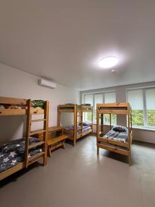 Ένα ή περισσότερα κρεβάτια σε δωμάτιο στο ЛофтХостел