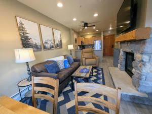 a living room with a couch and a fireplace at Dakota Lodge 8503 by SummitCove Lodging in Colorado in Keystone
