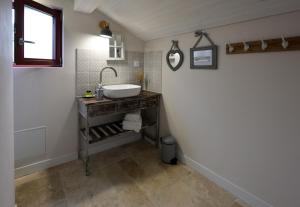 Η κουζίνα ή μικρή κουζίνα στο Le Clos André - Climatisation - Jardin - Chambord +37 φωτογραφίες