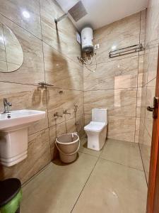 苏丹巴特利Wild Bliss的带马桶和水槽的浴室