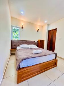 苏丹巴特利Wild Bliss的一间卧室，床上有两个枕头