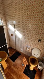 a bathroom with a toilet and a sink at Hostel Beira Mar in Ilha Comprida +24 photos