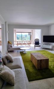 Una sala de estar con un sofá y una mesa de café. en Villa Alta Rocca, en Le Tholonet