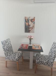 Posezení v ubytování Appartement deux pièces agréable et fonctionnel, Wifi gratuit, boîte à clés, proche commodités et gare routière