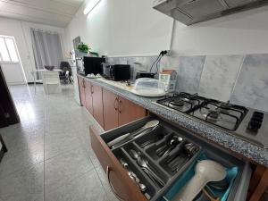 una cucina con fornelli e piano di lavoro di Casa independente, confortável e muito agradável a Pardilhó