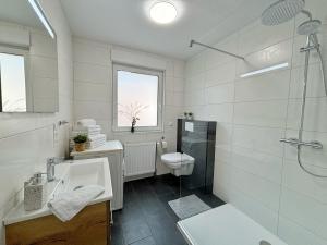 Koupelna v ubytování Ferienwohnungen Take off + 18 fotografií