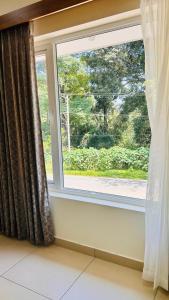 苏丹巴特利Wild Bliss的花园景窗户