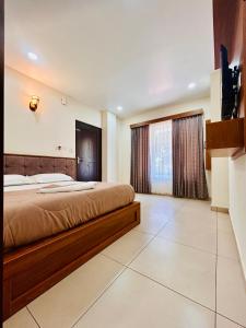 苏丹巴特利Wild Bliss的一间带大床和电视的卧室 更多11张照片