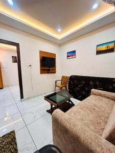 苏丹巴特利Wild Bliss的客厅里有一张沙发和一张桌子。