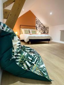 Postel nebo postele na pokoji v ubytování La chambres aux hommes