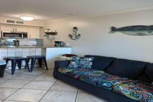 Η κουζίνα ή μικρή κουζίνα στο Ocean & Pool Views Top Floor - Shoreline Stays 03
