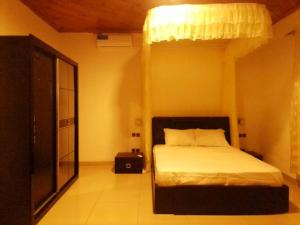 a bedroom with a bed and a mirror in it at Océan Voyages Mitsamihouli in Mitsamiouli +23 photos