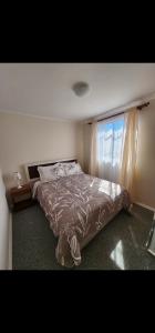 een slaapkamer met een groot bed en een raam bij Casa nueva amoblada in Ovalle