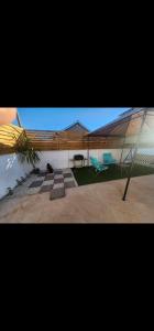 een gebouw met een glazen wand en een tafel en stoelen bij Casa nueva amoblada in Ovalle