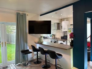 Walsgrave on SoweにあるClifford Houseのキッチン(スツールとテレビ付きのバー付)
