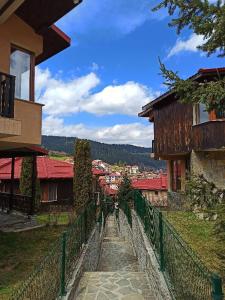 Nespecifikovaný výhled na hory nebo výhled na hory při pohledu z prázdninového domu