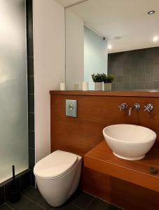 Ảnh trong thư viện ảnh của Lowry River Twin Balcony Deluxe ở Manchester +3 ảnh