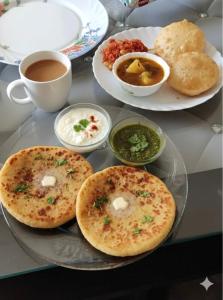 新德里Worldwide Suites Near IGI Airport的餐桌上放着食物和碗 更多24张照片