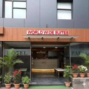 ニューデリーにあるWorldwide Suites Near IGI Airportの「ワールドワイドスイート」と書かれた看板のあるホテルの入り口