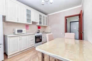 Kuchyň nebo kuchyňský kout v ubytování Комфортная однокомнатная квартира возле Астана Вижн и КазГЮУ + 3 fotografie