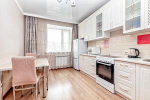 Kuchyň nebo kuchyňský kout v ubytování Комфортная однокомнатная квартира возле Астана Вижн и КазГЮУ