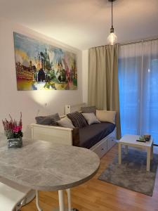 a living room with a couch and a table at Moderne Ferienwohnung beim Augustinerkloster direkt in der Altstadt in Erfurt
