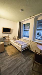 une chambre avec un lit et une grande fenêtre dans l'établissement Burgblick, à Nossen