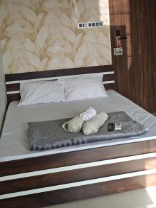 Ένα ή περισσότερα κρεβάτια σε δωμάτιο στο Studio Flat Luxury Balcony AC Near Airport