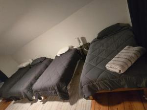 two beds sitting next to each other in a bedroom at Big Barn Lodge - Farm House in Pulaski