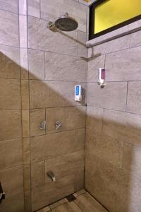 une douche avec une porte vitrée dans une salle de bain dans l'établissement Volcano & Lake Arenal View Suite with Soaking tub, à La Fortuna 30 autres photos