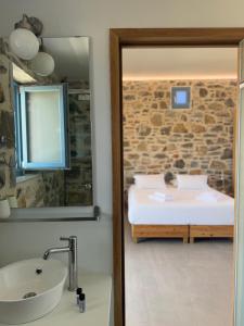 Koupelna v ubytování Filotimia + 57 fotografií