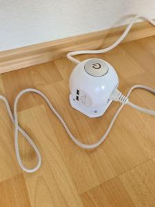 Un controlador de videojuego sobre un piso de madera en Sunny studio in Grenzach, ideal location to Basel, en Grenzach-Wyhlen 6 fotos más