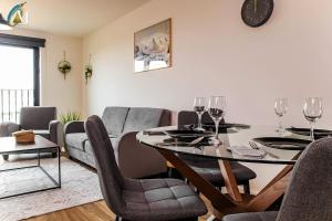 リバプールにあるOriel Nubian wallsのテーブルと椅子とソファのあるリビングルーム +42枚の写真