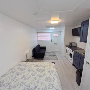Dapur atau dapur kecil di Guest house in Rochdale Manchester +4 gambar