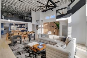 ダラスにあるEllum Houseのソファとテーブルのあるリビングルーム