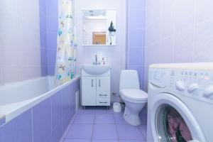 y baño con lavamanos y lavadora. en Apart-Hotel, en Sumy