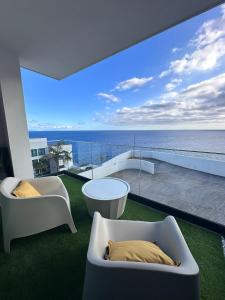 Una sala de estar con vista al mar. en Madeira Home at Cliff Residence, en Santa Cruz