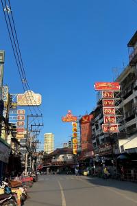 una via cittadina con molti cartelli sugli edifici di WanderFox a Chiang Mai