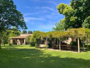 Κήπος έξω από το Espectacular Casa de Campo en Areco
