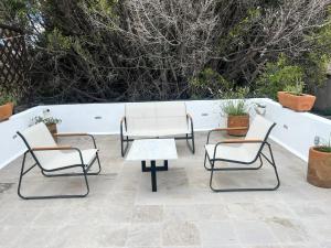 a patio with three chairs and a table at NIDO Hotel in San Miguel de Allende +31 photos