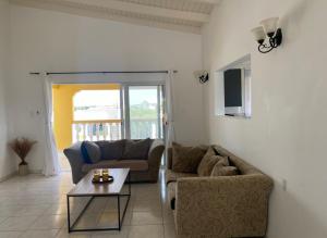O zonă de relaxare la 5 Bedroom Villa With Swimming Pool