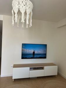 a flat screen tv sitting on top of a white wall at Alma de Mar in Finestrat