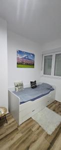 Una cama o camas en una habitación de Apartman Divcibare Bela NS 56m2 Lux 83 fotos más