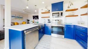 Kuchyň nebo kuchyňský kout v ubytování Cozy Waterfront with Deck + 17 fotografií