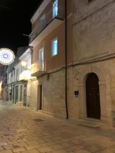 an empty street at night with a building at La Dimora di Zia AR in San Giovanni Rotondo