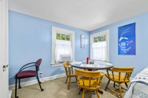 Χώρος καθιστικού στο Historic 1 Bdr across from Lakeside Park